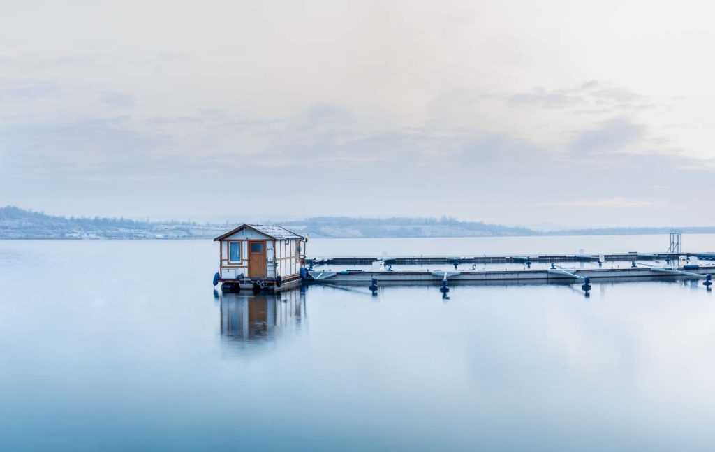 Hausboot an der Marina im Winter