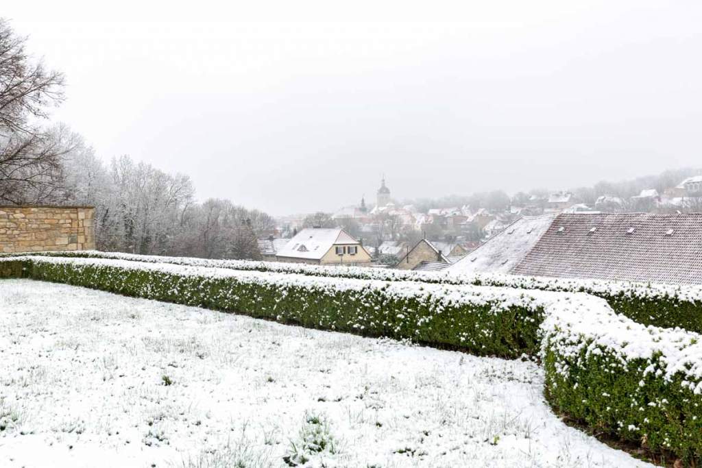 Ausblick auf das verschneite Mรผcheln Geiseltal