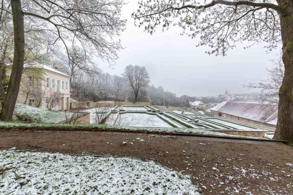 Barockgarten mit neu errichteten Teehaus