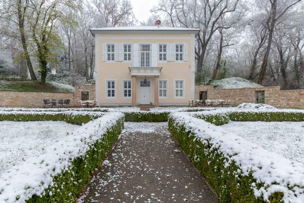 Das neuerrichtete Teehaus im Barockgarten