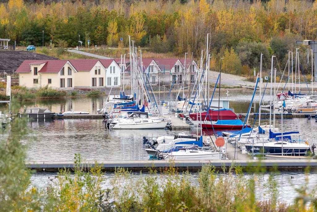 Hafen mit Ferienhäusern im Hintergrund