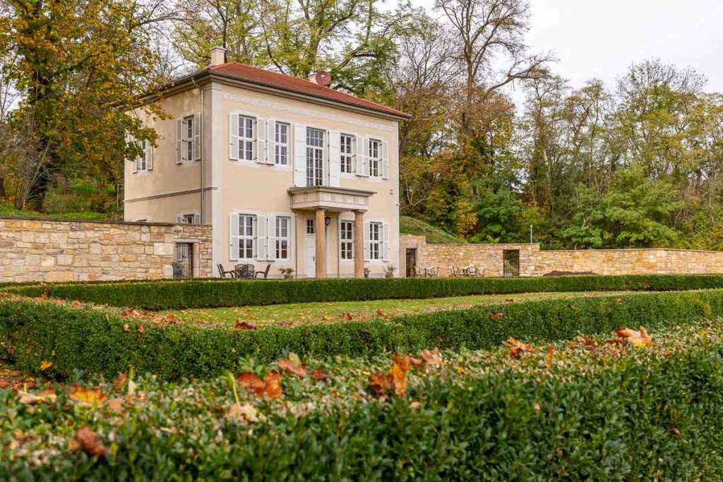 Teehaus im Herbstgewand