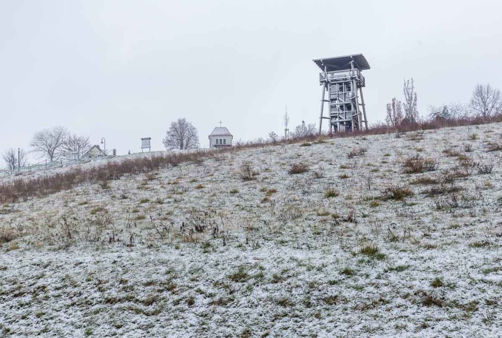 Aussichtsturm in Neumark bei Schnee