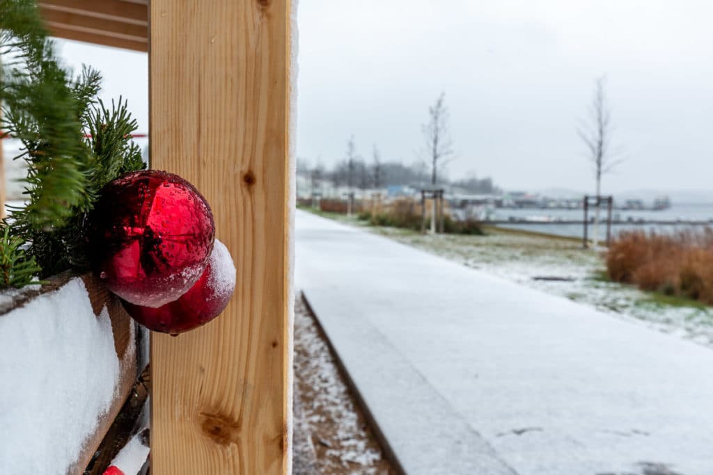 Weihnachtskugel am Hafen