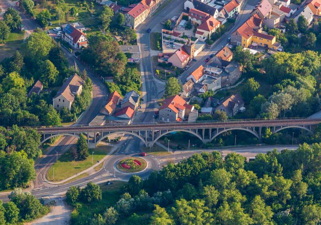 Kreisverkehr und Viadukt