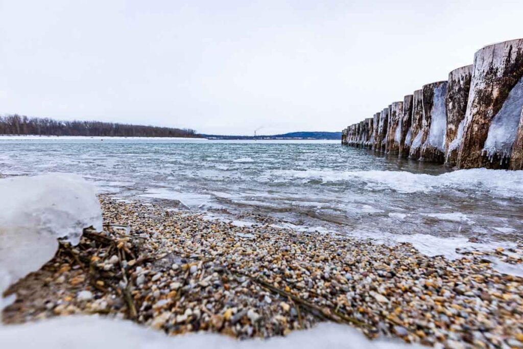kleine Eisschollen zwischen den Buhnen