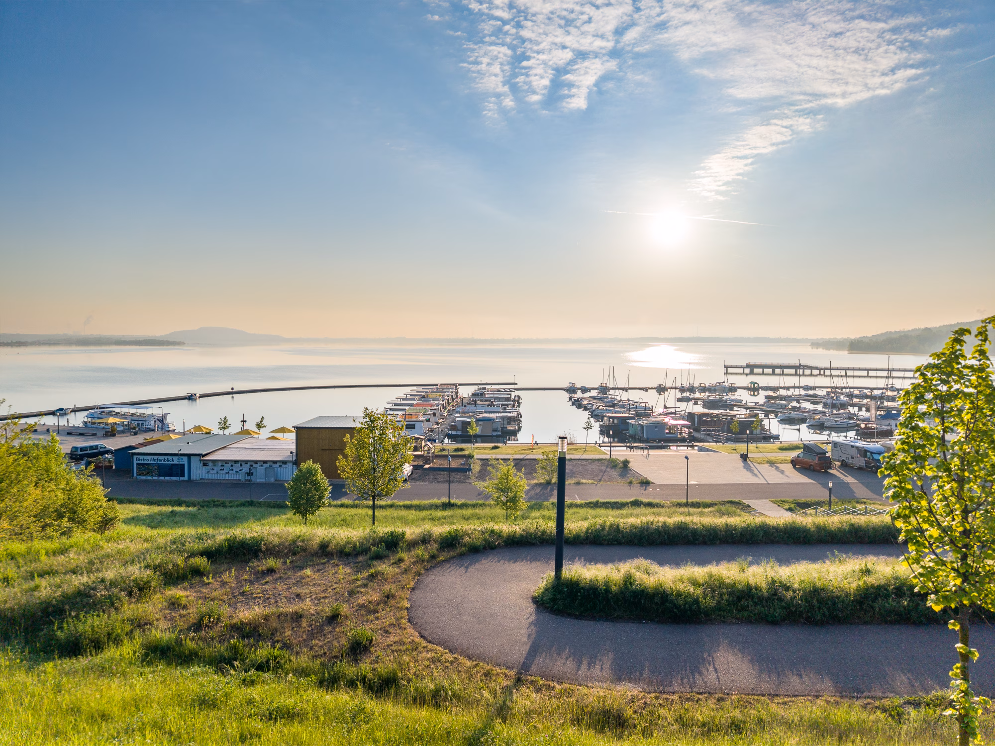 Morgenlicht am Geiseltalsee: Goldener Sonnenaufgang an der Marina Braunsbedra